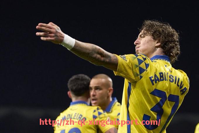 杏彩体育-世俱杯守门战术演变分析:从单人防线到门将参与组织发展